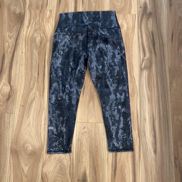 ALO YOGA Airbrush Cropped Leggings - Picture 3 of 3